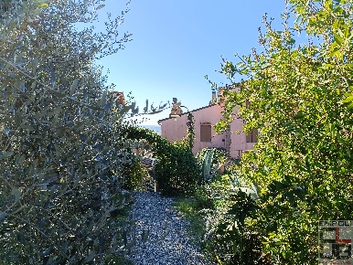 Foto Casale a Capraia e Limite Centro di 110 m² con 4 locali in vendita