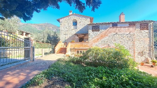 Foto Casale a Calci Centro di 400 m² con 10 locali in vendita