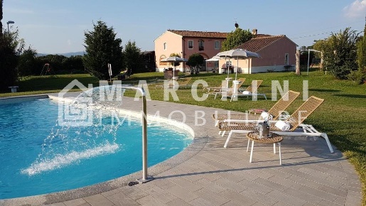 Foto Casale a Montecarlo di 600 m² con 18 locali in vendita