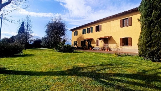 Foto Casale a Quarrata Vignole Olmi di 600 m² con 15 locali in vendita