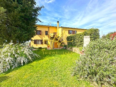 Foto Casale a Santa Luce Centro di 250 m² con 9 locali in vendita