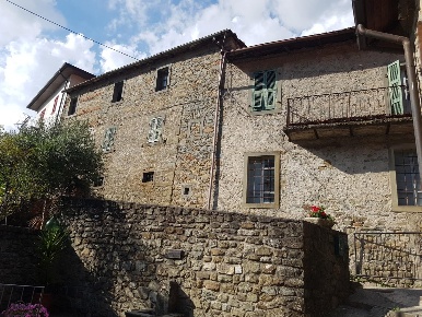 Foto Casale a Comano Centro di 400 m² con 14 locali in vendita