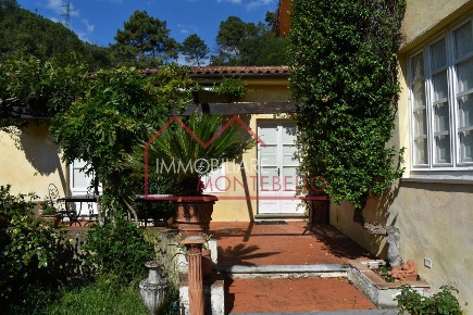 Foto Casale a Camaiore Camaiore Paese di 450 m² con 16 locali in vendita