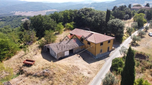 Foto Casale a Pomarance di 321 m² con 7 locali in vendita
