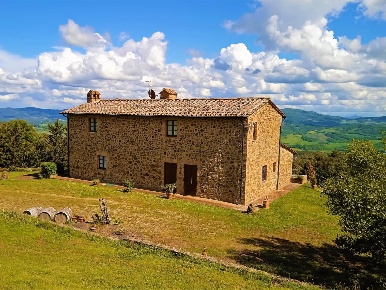 Foto Casale a Volterra di 580 m² con 16 locali in vendita