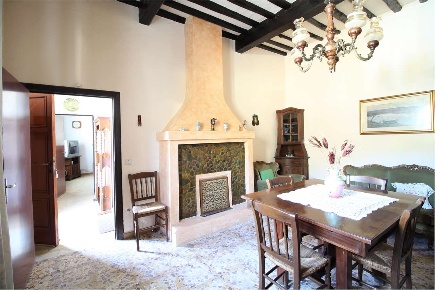 Foto Casale a Buti Centro di 204 m² con 5 locali in vendita