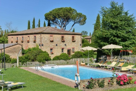 Foto Casale a Monteroni d'Arbia di 700 m² con 20 locali in vendita
