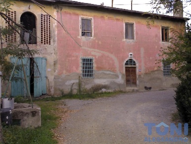 Foto Casale a Vinci di 300 m² con 10 locali in vendita
