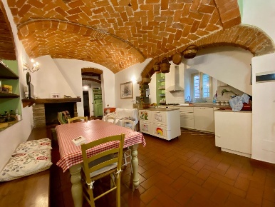 Foto Casale a Quarrata Tizzana di 222 m² con 5 locali in vendita