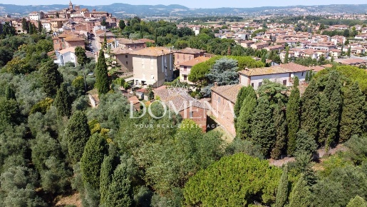 Foto Casale a Sinalunga di 400 m² con 15 locali in vendita