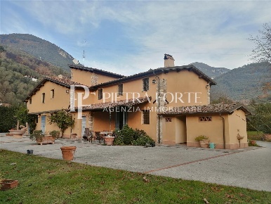 Foto Casale a Pietrasanta di 470 m² con 12 locali in vendita