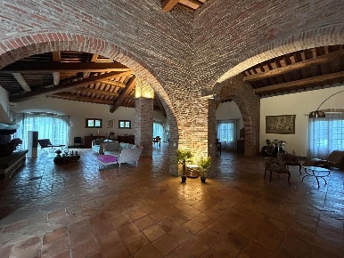 Foto Casale a Castelfranco di Sotto di 700 m² con 10 locali in vendita