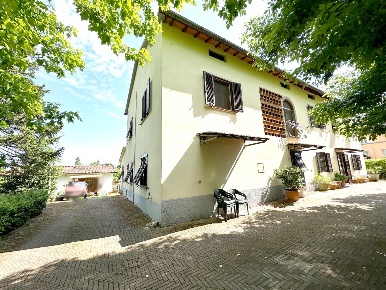 Foto Casale a Lucca Massa Pisana - Vicopelago di 355 m² con 14 locali