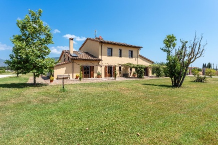 Foto Casale a Cascina Navacchio Nord - Zambra di 500 m² con 10 locali