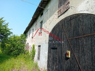 Foto Casale a Brescello Centro di 350 m² con 15 locali in vendita