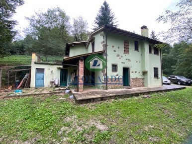 Foto Casale a Buggiano Colle Di Buggiano di 240 m² con 6 locali in vendita