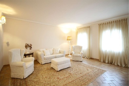 Foto Casale a Buti di 295 m² con 8 locali in vendita