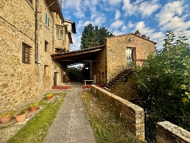 Foto Casale a Chianni Centro di 300 m² con 11 locali in vendita
