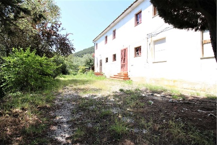 Foto Casale a Buti di 600 m² con 11 locali in vendita