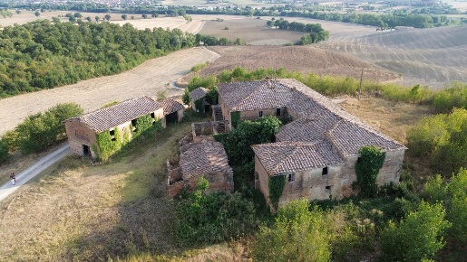 Foto Casale a Monteroni d'Arbia di 1700 m² con 30 locali in vendita