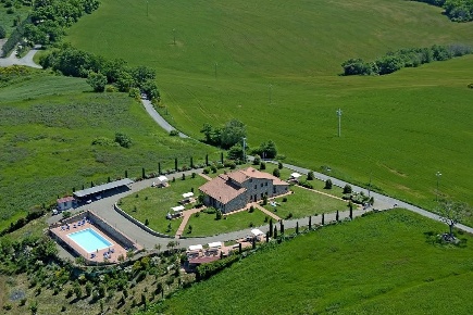 Foto Casale a Volterra di 500 m² con 23 locali in vendita