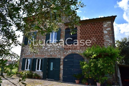 Foto Casale a Capannori Lammari - Lunata di 210 m² con 7 locali in vendita