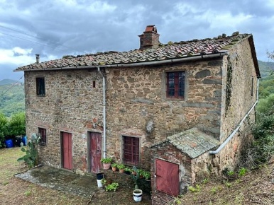 Foto Casale a Monsummano Terme di 190 m² con 6 locali in vendita