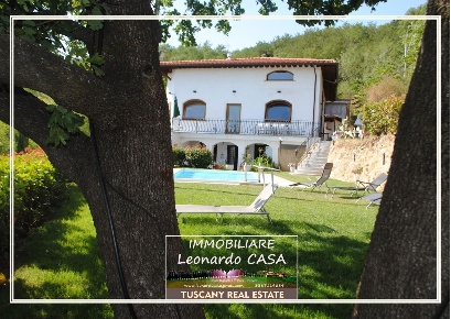 Foto Casale a Pescia Centro di 790 m² con 20 locali in vendita