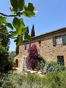 Foto Casale a Guardistallo di 270 m² con 7 locali in vendita