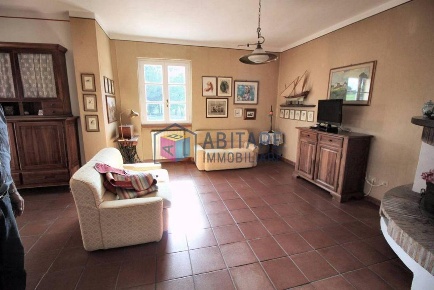 Foto Casale a Crespina Lorenzana di 550 m² con 15 locali in vendita