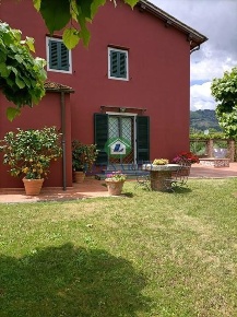 Foto Casale a Buggiano di 450 m² con 15 locali in vendita