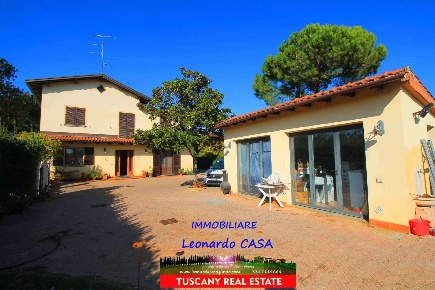 Foto Casale a Empoli Stazione - Agenzia delle Entrate di 300 m² in vendita