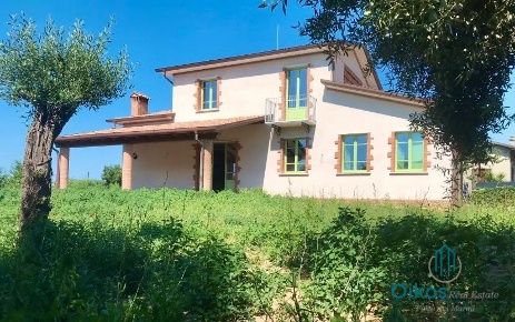Foto Casale a Pietrasanta di 180 m² con 8 locali in vendita