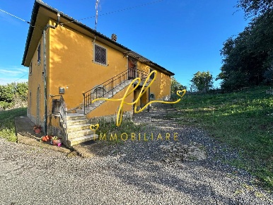 Foto Casale a Pomarance di 321 m² con 9 locali in vendita