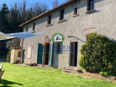 Foto Casale a Massa e Cozzile Massa di 300 m² con 8 locali in vendita