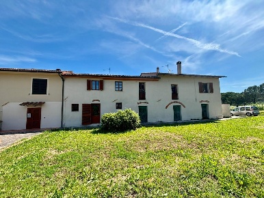 Foto Casale a Terricciola di 400 m² con 8 locali in vendita