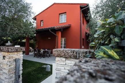 Foto Casale a Fucecchio di 250 m² con 8 locali in vendita