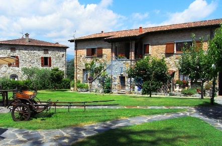 Foto Casale a Villafranca in Lunigiana Centro di 644 m² con 27 locali