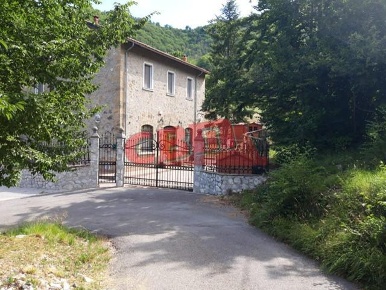Foto Casale a Molazzana di 190 m² con 5 locali in vendita