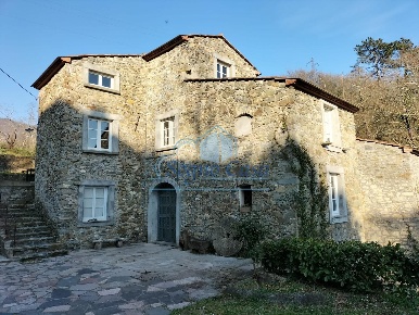 Foto Casale a Castelnuovo Magra Centro di 310 m² con 12 locali in vendita