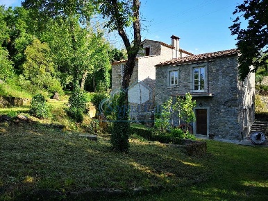 Foto Casale a Castelnuovo Magra Centro di 310 m² con 12 locali in vendita