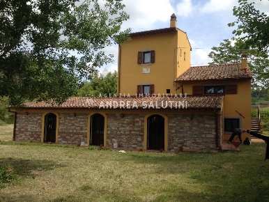 Foto Casale a Crespina Lorenzana Crespina di 450 m² con 8 locali in vendita