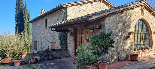 Foto Casale a Monteriggioni di 200 m² con 8 locali in vendita