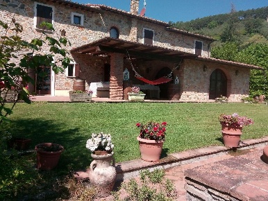 Foto Casale a Buti Centro di 250 m² con 8 locali in vendita