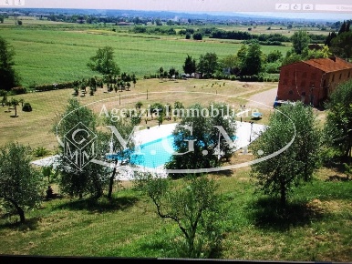 Foto Casale a Castelfranco di Sotto Centro di 350 m² con 10 locali