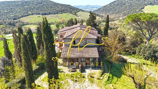 Foto Casale a Volterra di 517 m² con 20 locali in vendita