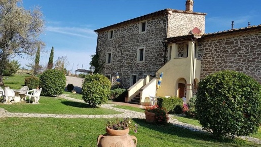 Foto Casale a Montecatini Val di Cecina Centro di 430 m² con 25 locali