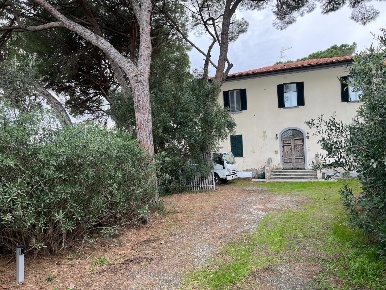 Foto Casale a Cecina Vada di 300 m² con 8 locali in vendita