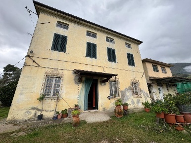 Foto Casale a Camaiore Camaiore Paese di 400 m² con 10 locali in vendita