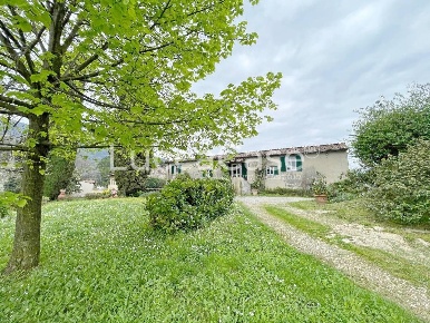 Foto Casale a Lucca Massa Pisana - Vicopelago di 320 m² con 10 locali